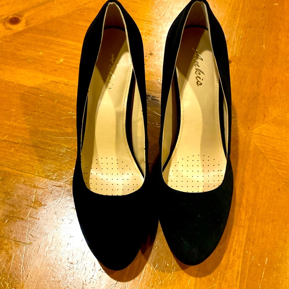 11 M Brand new, never worn Black suede platform heels